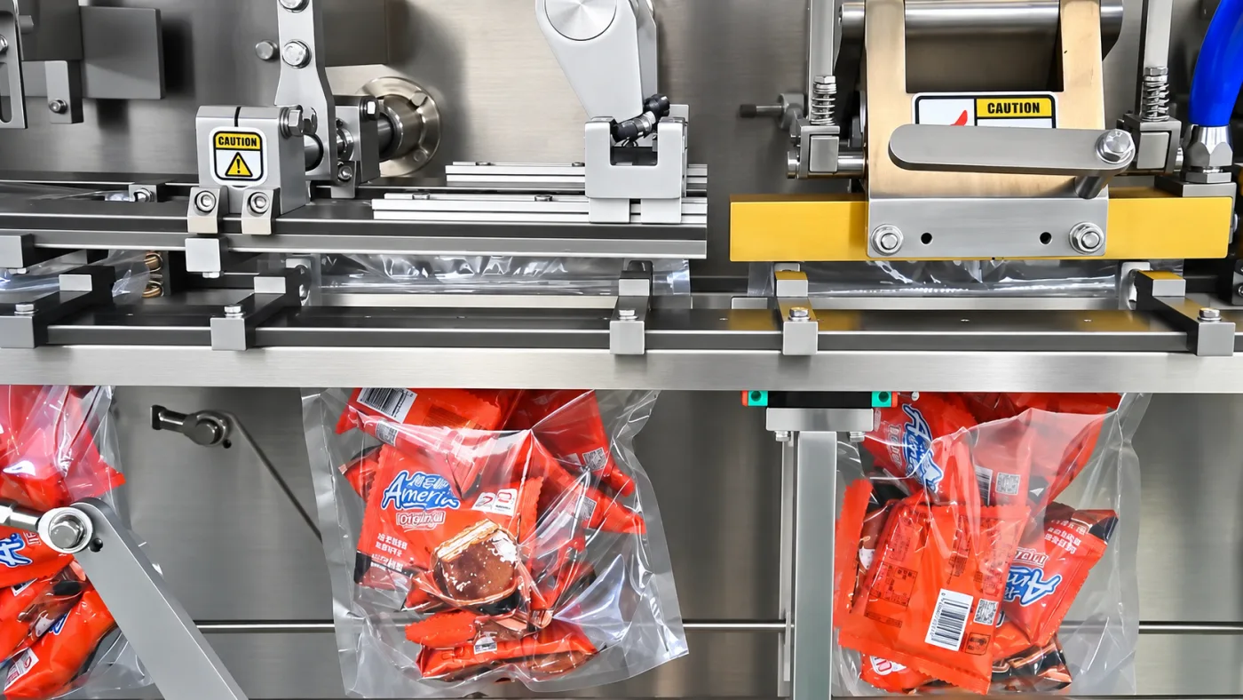 Heat-sealing equipment closing a transparent outer pouch containing individually wrapped products